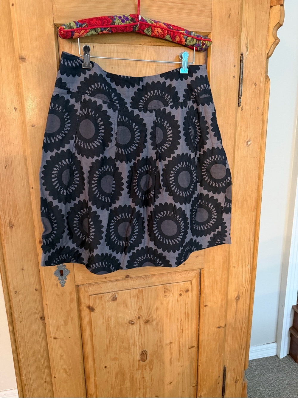H&M Gray and Black Floral Circle A-Line Skirt Sz 12